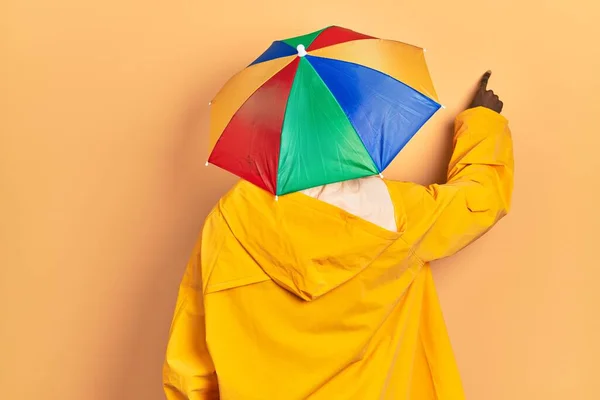 Jeune Homme Afro Américain Portant Imperméable Jaune Posant Vers Arrière — Photo