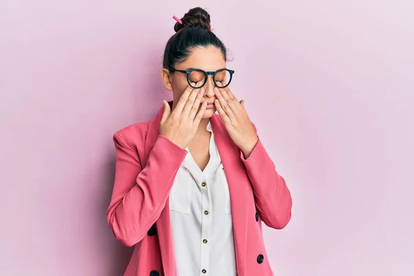 Mooie Midden Oosterse Vrouw Met Een Zakelijke Jas Een Bril — Stockfoto