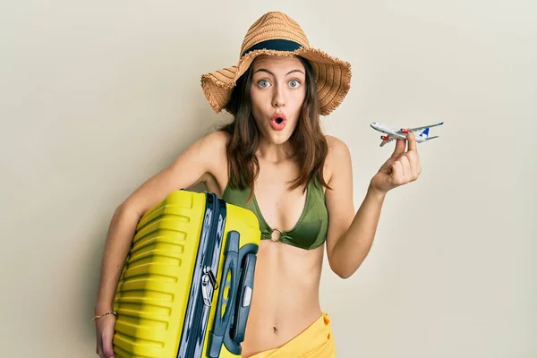 Young Brunette Woman Wearing Bikini Holding Suitcase Going Trip Afraid — Stock Photo, Image