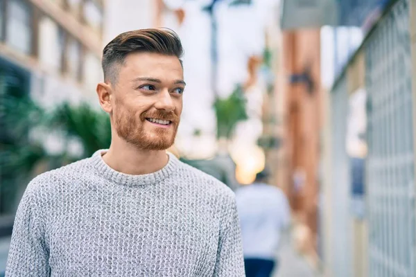 Joven Hombre Caucásico Sonriendo Feliz Pie Ciudad —  Fotos de Stock