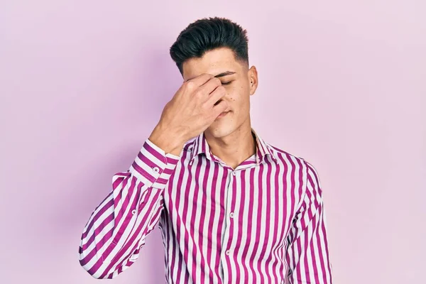 Jonge Spaanse Man Casual Kleding Moe Wrijven Neus Ogen Gevoel — Stockfoto