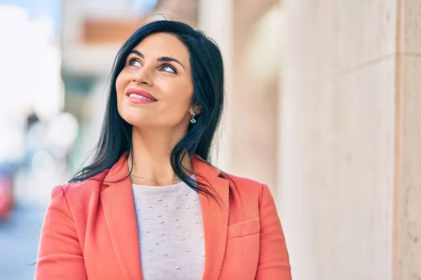 Junge Schöne Geschäftsfrau Lächelt Glücklich Der Stadt — Stockfoto