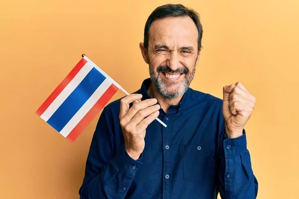 Homem Hispânico Meia Idade Segurando Bandeira Filipina Gritando Orgulhoso Celebrando — Fotografia de Stock