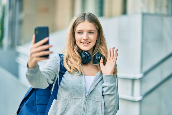 Красива Біла Студентка Підліток Посміхається Щасливий Робить Відеодзвінок Допомогою Смартфона — стокове фото