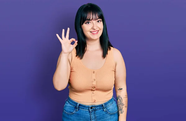 Jovem Hispânico Size Mulher Vestindo Roupas Casuais Sorrindo Positivo Fazendo — Fotografia de Stock