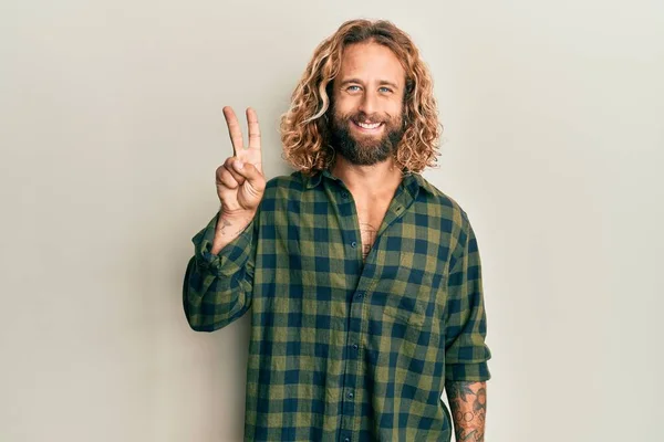 Homem Bonito Com Barba Cabelos Longos Vestindo Roupas Casuais Mostrando — Fotografia de Stock