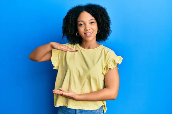 Ung Afrikansk Amerikansk Flicka Bär Casual Kläder Gester Med Händerna — Stockfoto