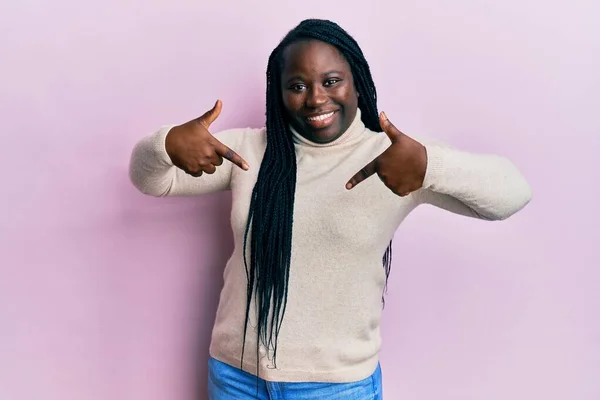 Jonge Zwarte Vrouw Met Vlechten Dragen Casual Winter Trui Kijken — Stockfoto