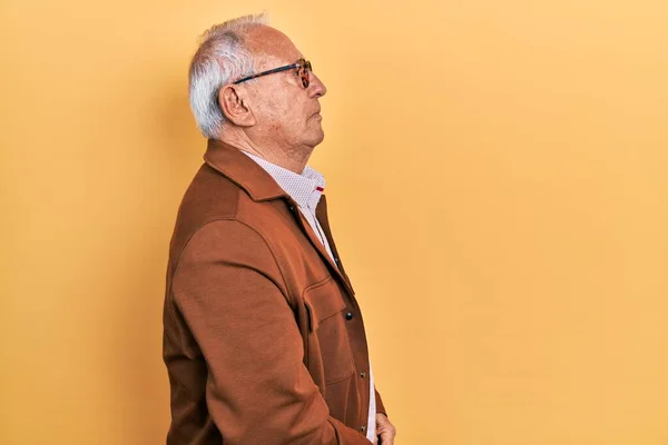 Uomo Anziano Con Capelli Grigi Indossa Giacca Casual Occhiali Cercando — Foto Stock