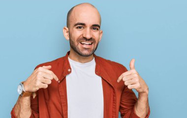 Günlük kıyafetler giyen, kendine güveni olan, kendini gururlu ve mutlu gösteren genç İspanyol bir adam.. 