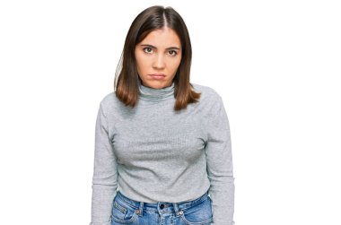 Genç, güzel bir kadın balıkçı yaka kazak giyiyor. Uykulu ve yorgun görünüyor. Yorgunluktan ve akşamdan kalmalıktan yorgun.. 