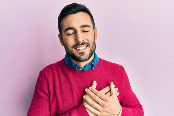 Junger Hispanischer Mann Lässiger Kleidung Lächelnd Mit Den Händen Auf — Stockfoto