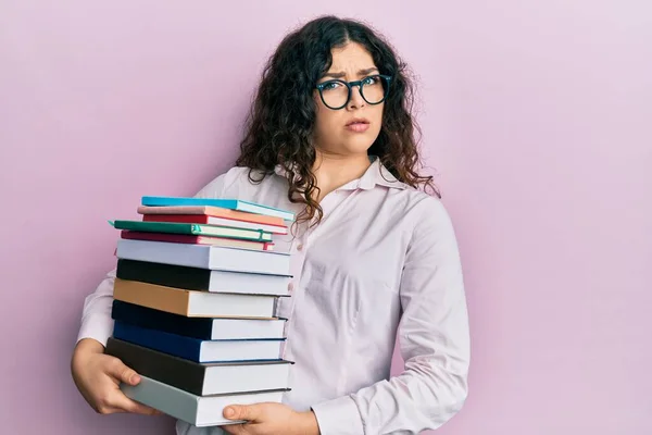 Giovane Donna Bruna Con Capelli Ricci Possesso Mucchio Libri Faccia — Foto Stock