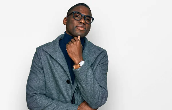 Ung Afrikansk Amerikansk Man Bär Affärskläder Och Glasögon Med Hand — Stockfoto