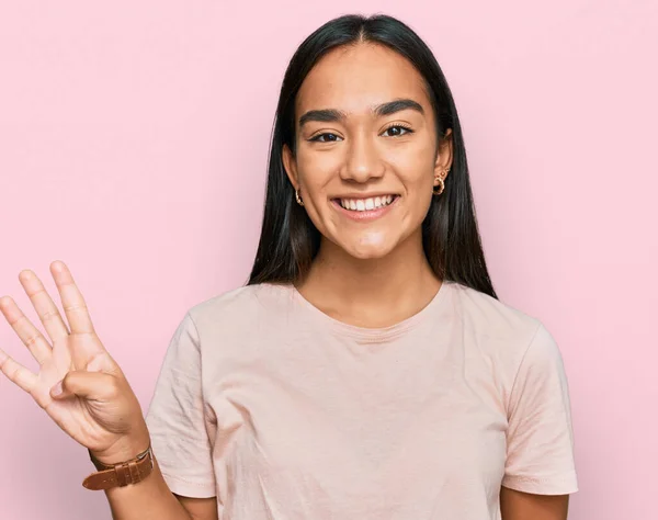 Junge Asiatin Lässiger Kleidung Zeigt Mit Finger Nummer Vier Nach — Stockfoto