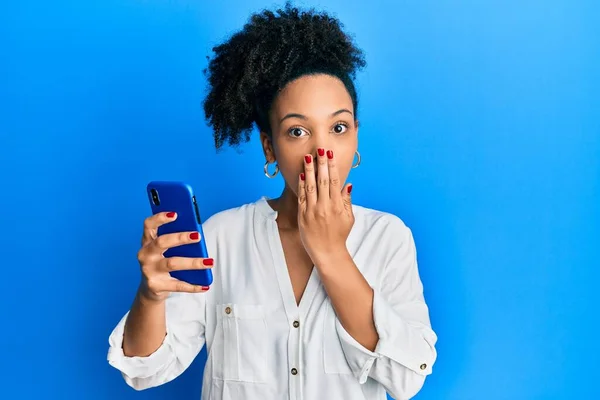 Chica Afroamericana Joven Usando Teléfono Inteligente Que Cubre Boca Con — Foto de Stock