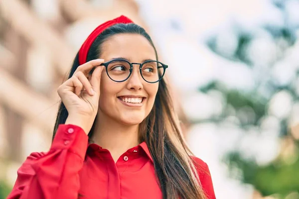 Ung Latinamerikansk Kvinna Ler Glad Röra Hans Glasögon Staden — Stockfoto