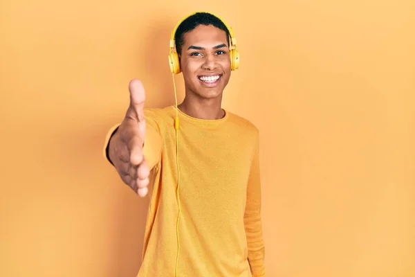 Joven Afroamericano Chico Escuchando Música Usando Auriculares Sonriendo Amistoso Ofreciendo —  Fotos de Stock