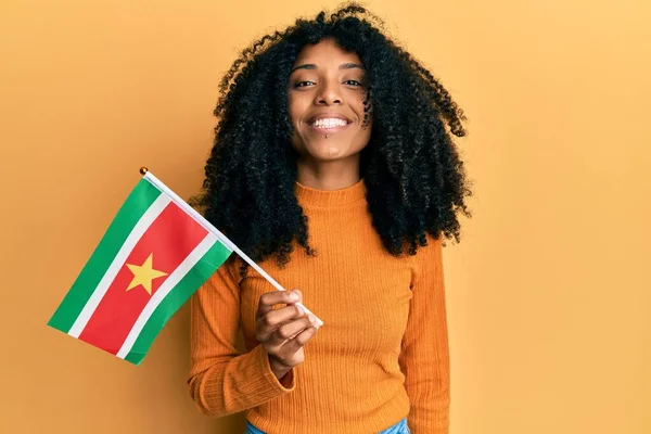 Afrikaans Amerikaanse Vrouw Met Afro Haar Met Achternaam Vlag Kijken — Stockfoto