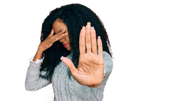 Afro Amerikaanse Vrouw Van Middelbare Leeftijd Draagt Casual Kleding Die — Stockfoto