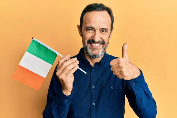 Hispanischer Mann Mittleren Alters Der Die Irische Flagge Hält Und — Stockfoto