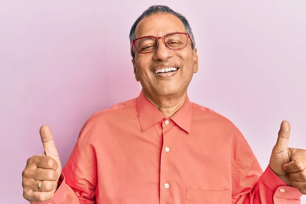 Medelålders Indian Man Bär Casual Kläder Och Glasögon Framgång Tecken — Stockfoto