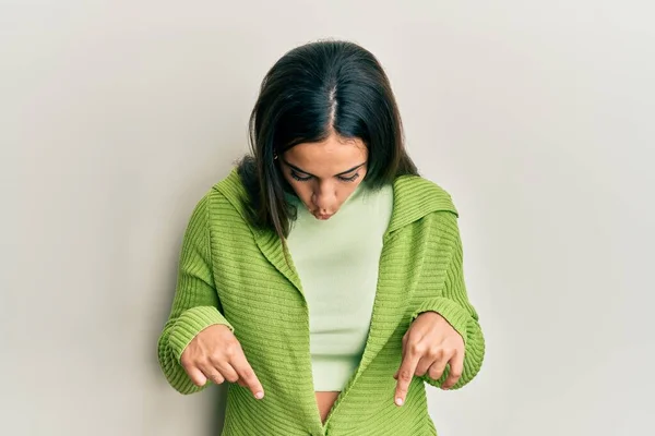 Jovem Morena Usando Roupas Casuais Apontando Para Baixo Com Dedos — Fotografia de Stock