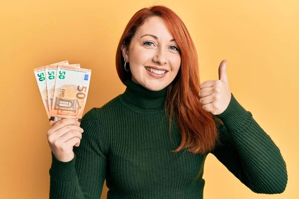 Mulher Ruiva Bonita Segurando Monte Notas Euro Sorrindo Feliz Positivo — Fotografia de Stock