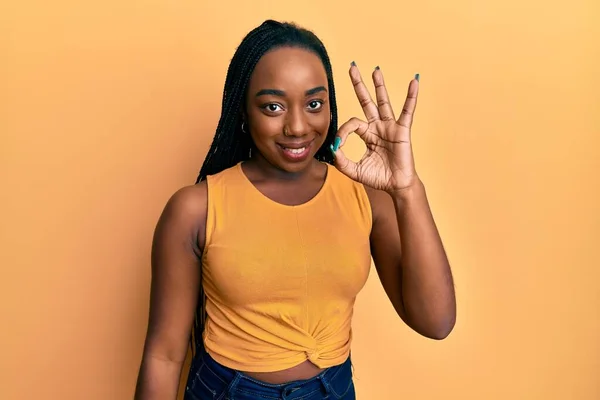 Jovem Afro Americana Vestindo Roupas Casuais Sorrindo Positivo Fazendo Sinal — Fotografia de Stock