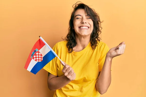 Junge Hispanische Frau Mit Kroatischer Fahne Schreit Stolz Und Feiert — Stockfoto