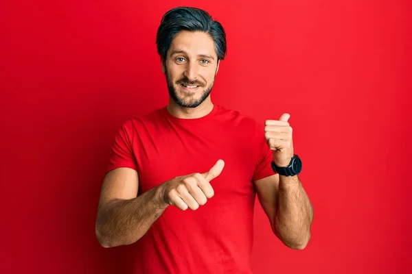 Ung Latinamerikan Man Bär Casual Röd Shirt Pekar Baksidan Bakom — Stockfoto