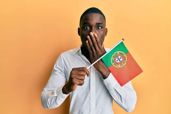 Mladý Africký Američan Držící Portugalskou Vlajku Ústech Rukou Šokovaný Vystrašený — Stock fotografie