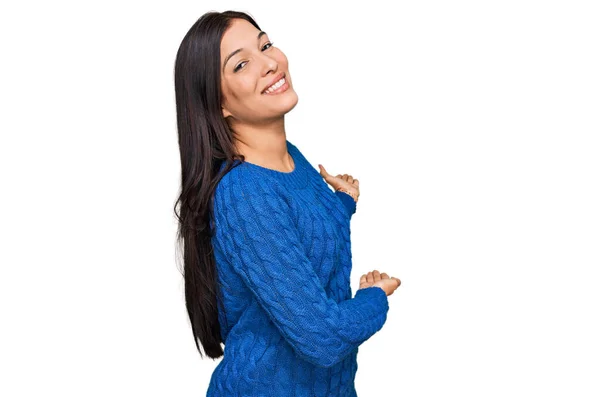 Mulher Hispânica Jovem Vestindo Roupas Casuais Convidando Para Entrar Sorrindo — Fotografia de Stock