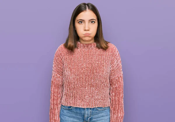 Ung Vacker Kvinna Bär Casual Kläder Puffande Kinder Med Roligt — Stockfoto