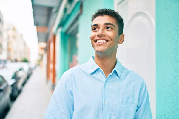 Jovem Latino Sorrindo Feliz Andando Cidade — Fotografia de Stock