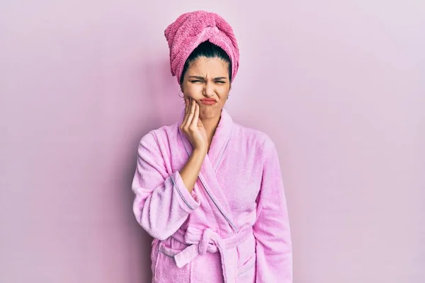 목욕용 모자를 목욕하는 여자는 아혹은 질환때문에 스러운 표정으로 만지작거리고 — 스톡 사진