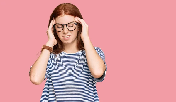 여자는 머리에 평상복을 안경을 머리에 읽는데 스트레스때문에 이있다 편두통으로 고생하다 — 스톡 사진