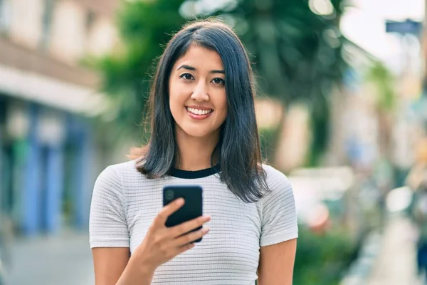 Joven Mujer Hispana Sonriendo Feliz Usando Smartphone Ciudad — Foto de Stock