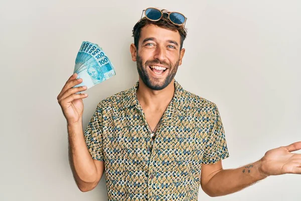 Hombre Guapo Con Barba Sosteniendo 100 Billetes Reales Brasileños Celebrando —  Fotos de Stock