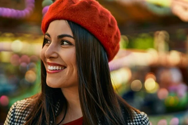 Joven Mujer Hispana Sonriendo Feliz Pie Ciudad — Foto de Stock