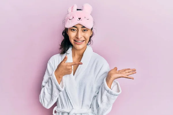 Spaanse Tiener Meisje Met Gebitsbeugels Dragen Slaapmasker Badjas Verbaasd Glimlachen — Stockfoto