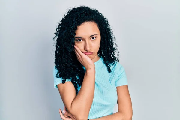 Mujer Hispana Joven Con Pelo Rizado Con Camiseta Azul Casual — Foto de Stock