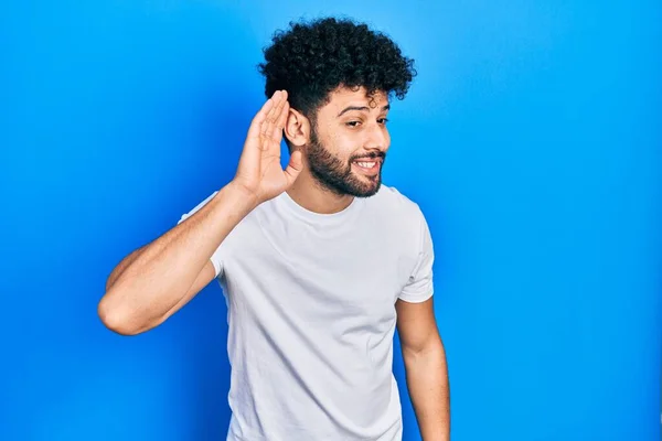 Hombre Árabe Joven Con Barba Vistiendo Camiseta Blanca Casual Sonriendo — Foto de Stock