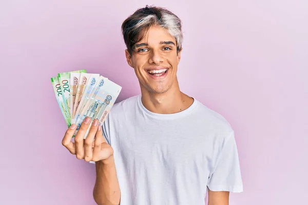 Joven Hispano Sosteniendo Billetes Rublo Rusos Que Lucen Positivos Felices —  Fotos de Stock