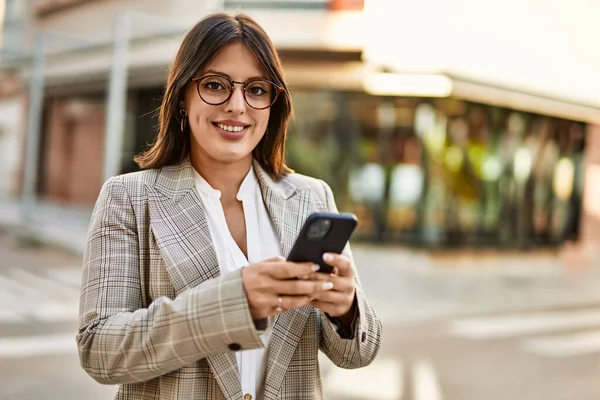 Ung Latinamerikansk Affärskvinna Ler Glad Med Smartphone Stan — Stockfoto