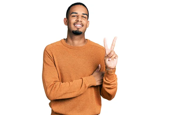 Junger Afrikanisch Amerikanischer Mann Lässiger Kleidung Lächelt Mit Glücklichem Gesicht — Stockfoto