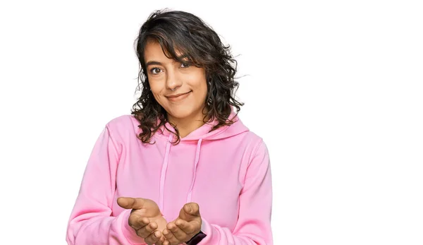 가볍게 스웨터 스페인 여인은 손으로 손바닥을 웃으면서 받거나 몸짓을 하였다 — 스톡 사진
