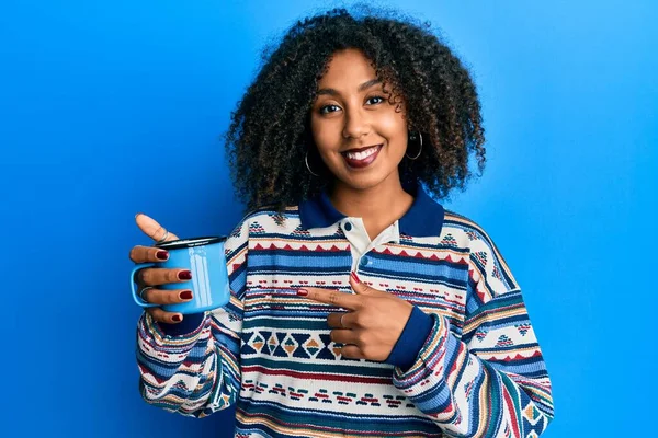 Mulher Americana Africana Bonita Com Cabelo Afro Bebendo Uma Xícara — Fotografia de Stock