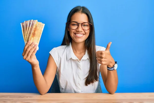 Hermosa Mujer Hispana Sosteniendo 500 Billetes Noruegos Sonriendo Feliz Positivo —  Fotos de Stock