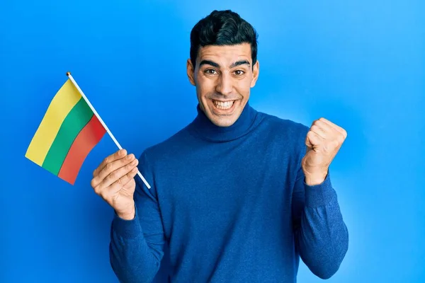 Snygg Hispanic Man Håller Lithuania Flagga Skriker Stolt Firar Seger — Stockfoto